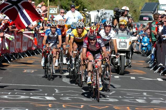 Cadel Evans (Australien Silence Lotto, vorn) vor Andy Schleck (re.), Fränk Schleck (2.v.li., beide Luxemburg CSC) und Christian Vandevelde (USA Garmin Chipotle) -  Radsport Herren Tour de France 2008, Straßenradsport, Straße, Rad, Gruppe 17. Etappe: Embrun - L Alpe d Huez, LAlpe dHuez