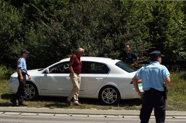 Französische Zollbeamte durchsuchen das Auto von John Schleck, Vater von Fränk und Andy Schleck (Luxemburg CSC) -  (pan27015) Radsport Herren Tour de France 2008 Straßenradsport, Straße, Rad Totale St. Etienne