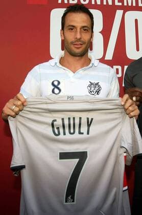 Neuzugang Ludovic Giuly (Paris St. Germain) präsentiert sein neues Trikot -  (pan27013) Fußball Herren Ligue 1 2008 2009, 1. Französische Liga, Paris Saint Germain, PSG, Präsentation, Pressetermin Einzelbild Paris