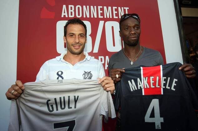 Neuzugänge Ludovic Giuly (li.) und Claude Makelele (beide Paris St. Germain) präsentieren ihre neuen Trikots vor dem Fanshop -  (pan27013) Fußball Herren Ligue 1 2008 2009, 1. Französische Liga, Paris Saint Germain, PSG, Präsentation, Pressetermin Gruppe Paris