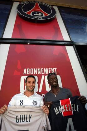 Neuzugänge Ludovic Giuly (li.) und Claude Makelele (beide Paris St. Germain) präsentieren ihre neuen Trikots vor dem Fanshop -  (pan27013) Fußball Herren Ligue 1 2008 2009, 1. Französische Liga, Paris Saint Germain, PSG, Präsentation, Pressetermin Gruppe Paris