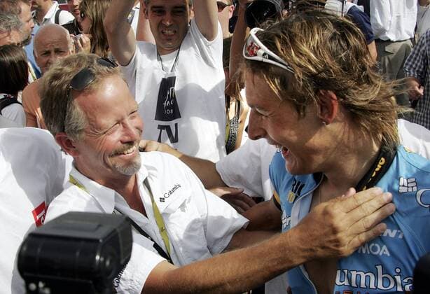 Teammanager Bob Stapleton (USA, li.) gratuliert Marcus Burghardt (Deutschland beide Columbia) zum Sieg bei der 18. Etappe der Tour de France 2008 Radsport Herren Tour de France 2008, Straßenradsport, Straße, Rad Gruppe 18. Etappe: Bourg D Oisans - Saint Etienne Freude,