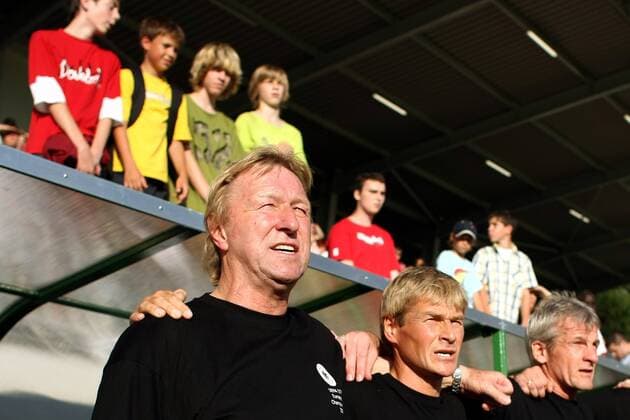 Nationaltrainer Horst Hrubesch (Deutschland U19, li.) - Nationalhymne -  (APS18361) Fußball EM Herren U19 EM 2008, U 19, Junioren, Länderspiel, Nationalmannschaft, Gruppe Jablonec