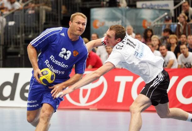 Eduard Koksharov (Rußland, li.) gegen Holger Glandorf (Deutschland) Handball Länderspiel Herren Freundschaftsspiel 2008, Test, Testspiel, Nationalteam, Nationaltrikot, Deutschland - Rußland 32:27 Gruppe Halle Westfalen Dynamik,