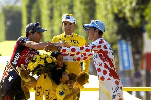 Siegerehrung Tour de France 2008, v.li.: Cadel Evans (Australien Silence Lotto), Gesamtsieger Carlos Sastre (Spanien CSC) und Bernhard Kohl (Österreich Gerolsteiner) -  Radsport Herren Tour de France 2008, Straßenradsport, Straße, Rad, Siegerehrung Gruppe Champs Elysees, Elysee 21. Etappe: Etampes - Paris