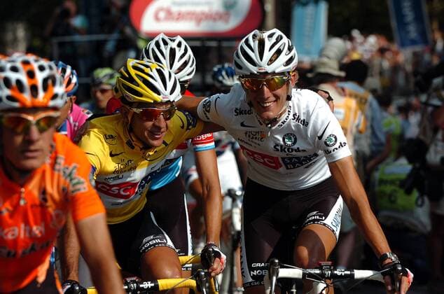 Andy Schleck (Luxemburg, re.) und Carlos Sastre (Spanien beide CSC) -  Radsport Herren Tour de France 2008, Straßenradsport, Straße, Rad, Siegerehrung Gruppe Champs Elysees, Elysee 21. Etappe: Etampes - Paris Harmonie, Freude, Kameradschaft,