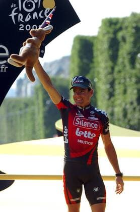 Cadel Evans (Australien Silence Lotto), Zweitplatzierter der Tour de France 2008, hat ein Stoffkänguruh zur Siegerehrung mitgebracht -  Radsport Herren Tour de France 2008, Straßenradsport, Straße, Rad, Siegerehrung Einzelbild Champs Elysees, Elysee 21. Etappe: Etampes - Paris Freude,