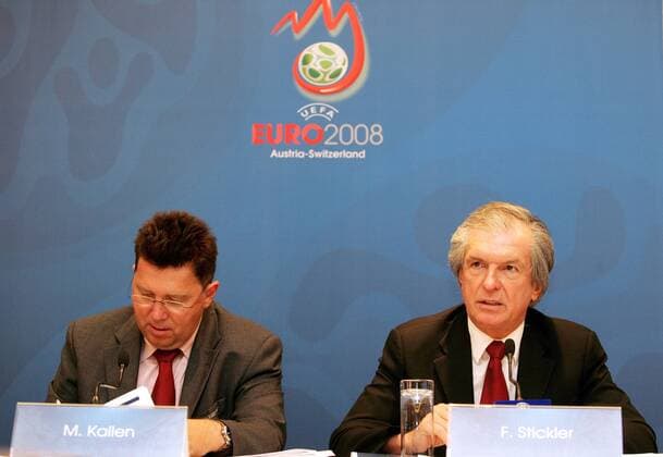 ÖFB Präsident Friedrich Stickler (Österreich, re.) und Martin Kallen (Schweiz Geschäftsführer Euro 2008) äußern sich auf einer Pressekonferenz zur Bilanz der Fußball Europameisterschaft 2008 -  Fußball EM Herren Bilanz Euro 2008, Pressekonferenz, Pressetermin Gruppe Wien