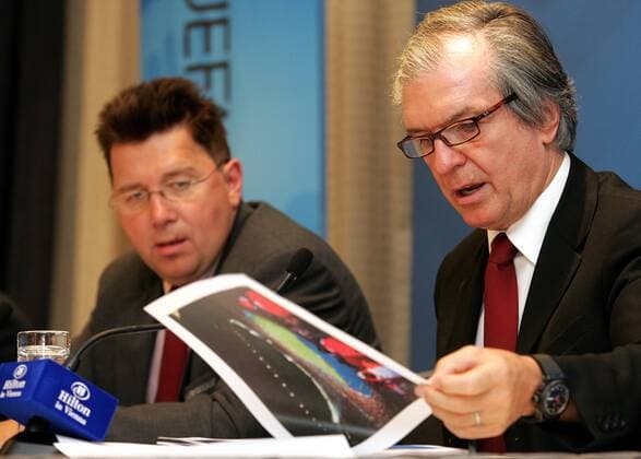 ÖFB Präsident Friedrich Stickler (Österreich, vorn) und Martin Kallen (Schweiz Geschäftsführer Euro 2008) äußern sich auf einer Pressekonferenz zur Bilanz der Fußball Europameisterschaft 2008 -  Fußball EM Herren Bilanz Euro 2008, Pressekonferenz, Pressetermin Gruppe Wien Nachdenklichkeit,