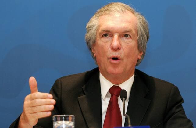 ÖFB Präsident Friedrich Stickler (Österreich) äußert sich auf einer Pressekonferenz zur Bilanz der Fußball Europameisterschaft 2008 -  Fußball EM Herren Bilanz Euro 2008, Pressekonferenz, Pressetermin Einzelbild Wien Nachdenklichkeit,