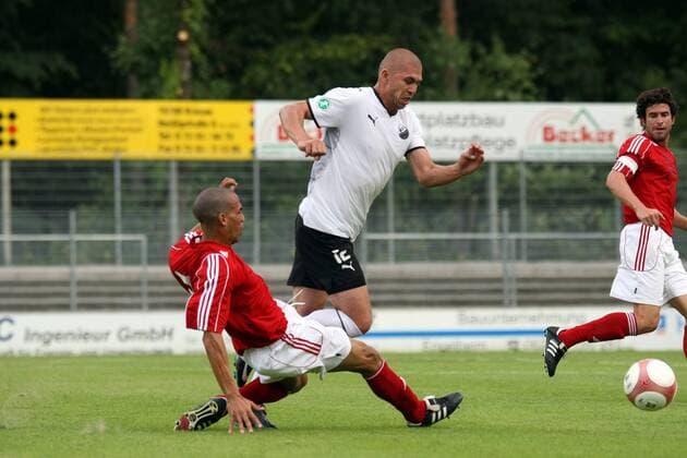 Velimir Grgic (Sandhausen, re.) gegen Silvio Pedro Minoso (Kuba) Fußball Herren Saison 2008 2009, Test, Testspiel, Nationalteam, Nationaltrikot, SV Sandhausen - Kuba Gruppe Sandhausen Dynamik,