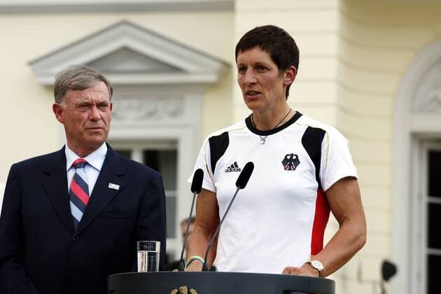 Kathrin Boron hält eine Rede anlässlich der Verabschiedung deutscher Olympiateilnehmer, li. Bundespräsident Horst Köhler (beide Deutschland) Rudern OS Sommer Damen Vorschau Olympische Spiele Beijing 2008, Sommerspiele, Pressetermin Verabschiedung, Teilnehmer Gruppe Berlin