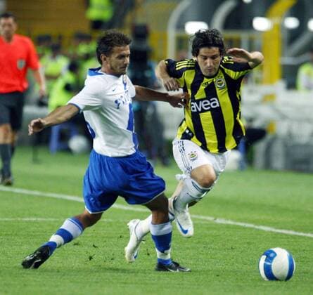 Ugur Boral (Fenerbahce, re.) im Duell -  Fußball EC 1 Herren Champions League Qualifikation 2008 2009, Fenerbahce SK Istanbul - MTK Hungaria Budapest 2:0 Gruppe Istanbul Dynamik,