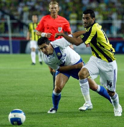 Daniel Güiza (Fenerbahce, re.) gegen Levente Horvarth (MTK Budapest) -  Fußball EC 1 Herren Champions League Qualifikation 2008 2009, Fenerbahce SK Istanbul - MTK Hungaria Budapest 2:0 Gruppe Istanbul