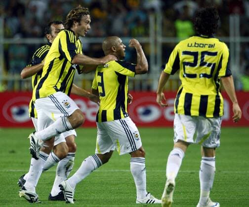 Torjubel Fenerbahce um Roberto Carlos (Mitte) -  Fußball EC 1 Herren Champions League Qualifikation 2008 2009, Fenerbahce SK Istanbul Gruppe Istanbul Freude,