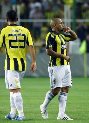 Roberto Carlos (Fenerbahce, re.) - Torjubel -  Fußball EC 1 Herren Champions League Qualifikation 2008 2009, Fenerbahce SK Istanbul Einzelbild Istanbul