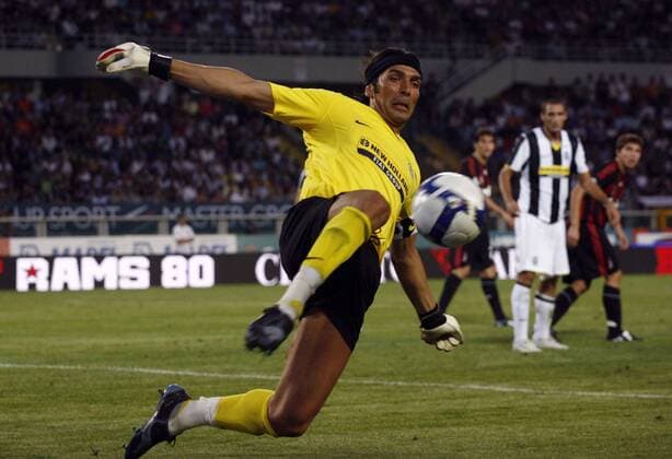 Torwart Gianluigi Buffon (Juventus Turin) springt akrobatisch zum Ball -  Fußball Herren Serie A 2008 2009, 1. Italienische Liga, Test, Testspiel, Tim Trophy, TimTrophy, Juve Einzelbild Turin Dynamik,