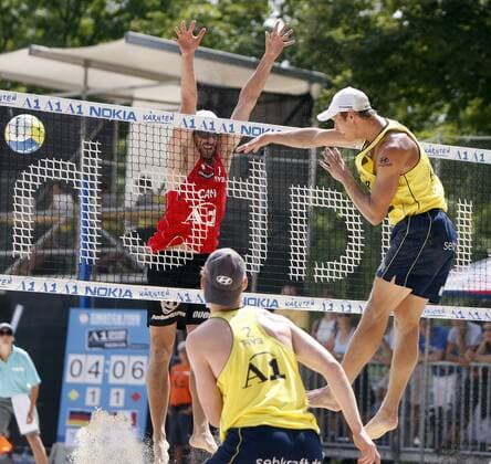 Mischa Urbatzka (re.) und Jonas Reckermann (beide Deutschland) im Duell gegen Ahren Cadieux (Kanada, li.) Beachvolleyball Herren Swatch FIVB Beach World Tour 2008, Grand Slam, Deutschland - Kanada Gruppe Klagenfurt Dynamik,