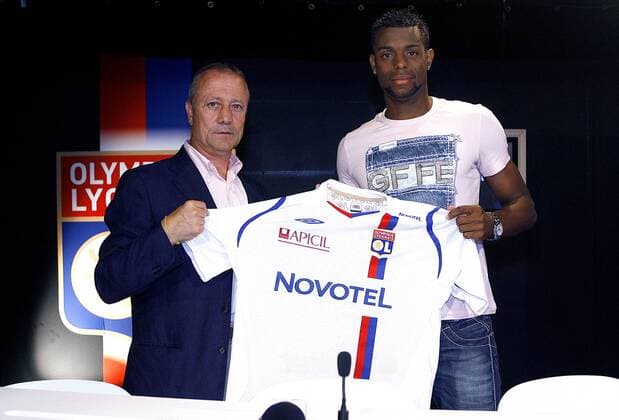 Sportlicher Leiter Bernard Lacombe (li.) stellt Neuzugang Frederic Piquionne (beide Lyon) vor -  Fußball Herren Ligue 1 2008 2009, OL, Olympique Lyonnais, 1. Französische Liga, Präsentation, Pressetermin Gruppe Lyon