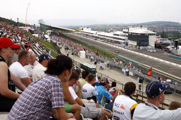Fans am Hungaroring mit guter Aussicht auf die Zielgerade Motorsport Grand Prix Herren Großer Preis von Ungarn 2008, Formel 1 Weltmeisterschaft, F1, F, GP, WM Totale Hungaroring Budapest