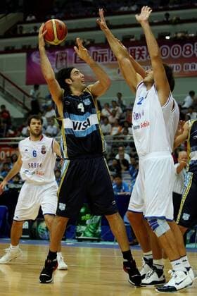 Luis Scola (Argentinien, li.) im Zweikampf -  (CFP393905847) Basketball Länderspiel Herren FIBA Diamond Ball 2008, Nationalmannschaft, Nationaltrikot, Argentinien - Serbien Gruppe Nanjing Dynamik,