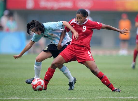 Maria Potassa (Argentinien, li.) gegen Candace Marie Chapman (Kanada) - Fußball OS Sommer Damen Olympische Spiele Peking 2008, Sommerspiele, Frauen, Frauenfußball, Argentinien - Kanada 1:2 Gruppe Tianjin Dynamik,