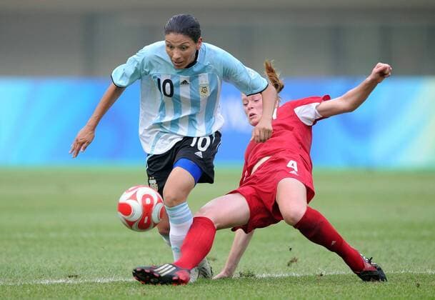 Mariela Coronel (Argentinien, li.) gegen Clare Rustad (Kanada) - Fußball OS Sommer Damen Olympische Spiele Peking 2008, Sommerspiele, Länderspiel, Frauen, Frauenfußball Gruppe Tianjin Dynamik, Kampf,