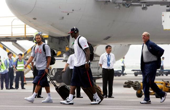 Deron Williams (li.) und LeBron James (beide USA) - Ankunft am Flughafen von Peking - 2 Basketball OS Sommer Herren Olympische Spiele 2008, Sommerspiele Peking Vorschau Ankunft Nationalmannschaft Gruppe Peking
