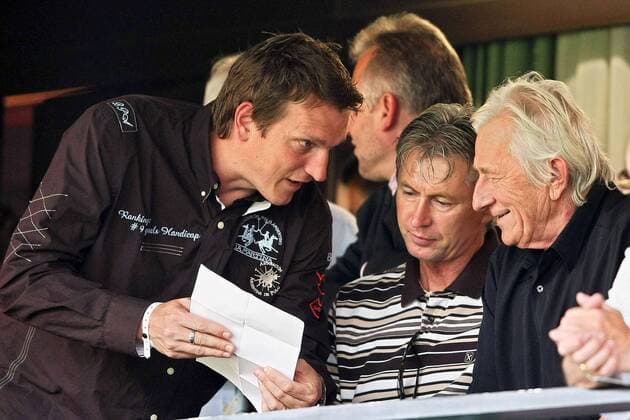 Teammanager Andreas Herzog (li.) im Gespräch mit Co Trainer Jan Kocian (Mitte) und Nationaltrainer Karel Brückner (alle Österreich) -  Fußball EC 1 Herren Champions League Qualifikation 2008 2009 Gruppe Wien