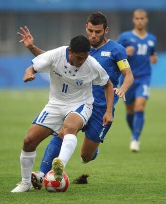 Luis Rodas (Honduras, li.) gegen Antonio Nocerino (Italien) -  Fußball OS Sommer Herren Olympische Spiele Peking 2008, Sommerspiele, Nationalmannschaft, Olympiateam, Länderspiel Gruppe Qinhuangdao Dynamik,