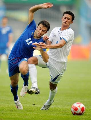 Giuseppe Rossi (Italien, li.) gegen Rigoberto Padilla (Honduras) - Fußball OS Sommer Herren Olympische Spiele Peking 2008, Sommerspiele, Olympiateam, Nationalteam, Nationaltrikot, Länderspiel Gruppe Qinhuangdao Dynamik, Kampf,