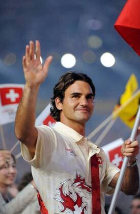 Fahnenträger Roger Federer (Schweiz) führt die Schweizer Delegation während der Eröffnungsfeier der Olympischen Spiele in Peking 2008 an -  Tennis OS Sommer Herren Olympische Spiele 2008, Sommerspiele, Eröffnungsfeier, Eröffnungszeremonie, Eröffnung, Zeremonie, Einzelbild Peking