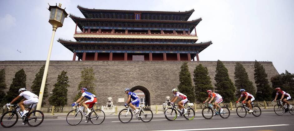 Fahrer passieren das Zhengyang Gate in Peking -  Radsport OS Sommer Herren Olympische Spiele 2008, Sommerspiele, Straßenradsport, Straße, Rad Totale Peking