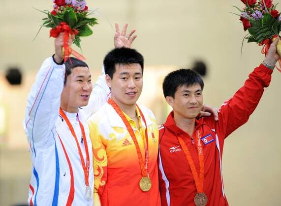 Siegerehrung 10m Luftpistole in Peking 2008, v.li.: Jin Jong Oh (Südkorea), Olympiasieger Pang Wei (China) und Kim Jong Su (Nordkorea) -  Schießsport OS Sommer Herren Olympische Spiele 2008, Sommerspiele, Sportschießen, Schießen, Luftpistole, Gewehr, 10m Gruppe Peking Freude,