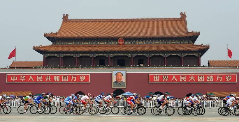 Fahrerfeld passiert während der olympischen Spiele 2008 ein Konterfei von Mao Zedong, dem Gründer der VR China auf dem Pekinger Platz des himmlischen Friedens - Radsport OS Sommer Herren Olympische Spiele 2008, Sommerspiele, Rad, Straßenradsport, Straße, Vdig Totale Tiananmen, Tian Anmen an men Peking
