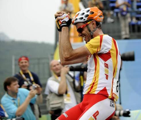Samuel Sanchez (Spanien) - Olympiasieger 2008 in Peking jubelt -  Radsport OS Sommer Herren Vorschau Olympische Spiele Peking 2008, Sommerspiele, Rad, Straßenradsport, Strasse, Vdig Einzelbild Peking Freude,