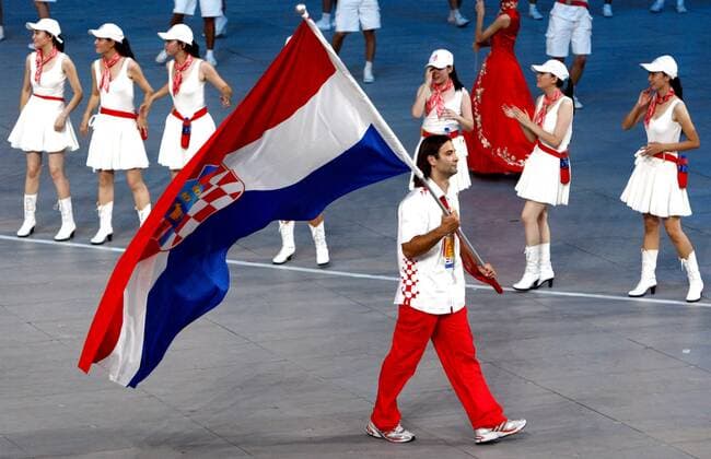 Fahnenträger Ivano Balic (Kroatien) führt die deutsche Delegation bei der Eröffnungsfeier der Olympischen Spiele 2008 an -  Handball OS Sommer Damen Olympische Spiele Peking 2008, Sommerspiele, Eröffnungsfeier, Eröffnung, Zeremonie Einzelbild Peking