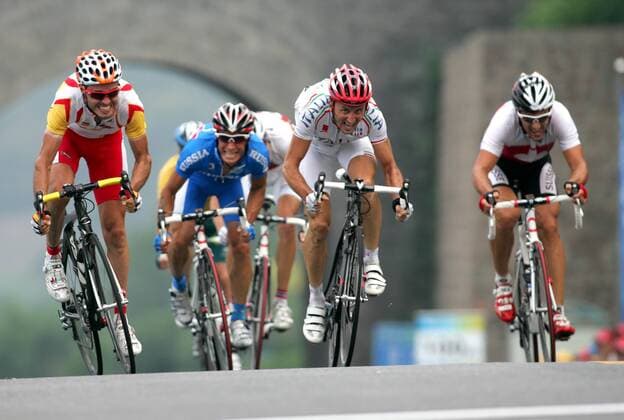 Olympischer Zielsprint - Vorn v.li. Samuel Sanchez (Spanien), Davide Rebellin (Italien), Fabian Cancellara (Schweiz) -  Radsport OS Sommer Herren Olympische Spiele 2008, Sommerspiele Straßenradsport, Straße, Rad Gruppe Nationaltrikot Peking Dynamik, Kampf, Anstrengung,