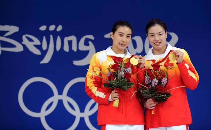 Olympiasiegerinnen Guo Jingjing (li.) und Wu Minxia (beide China) - Siegerehrung 3m Brett -  Wasserspringen OS Sommer Damen Olympische Spiele Peking 2008, Sommerspiele, Kunstspringen, Synchronspringen, 3m Brett Gruppe Peking