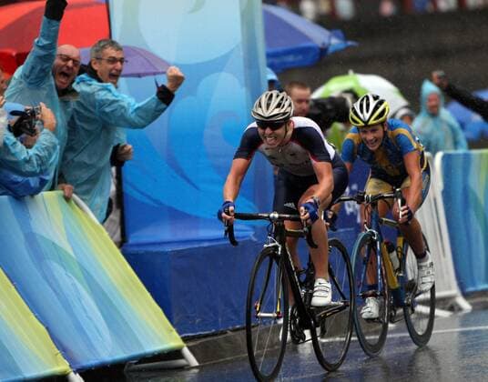 Nicole Cooke (Großbritannien) vor Emma Johansson (Schweden) -  Radsport OS Sommer Damen Olympische Spiele Peking 2008, Sommerspiele, Straßenradsport, Straße, Rad Gruppe Peking
