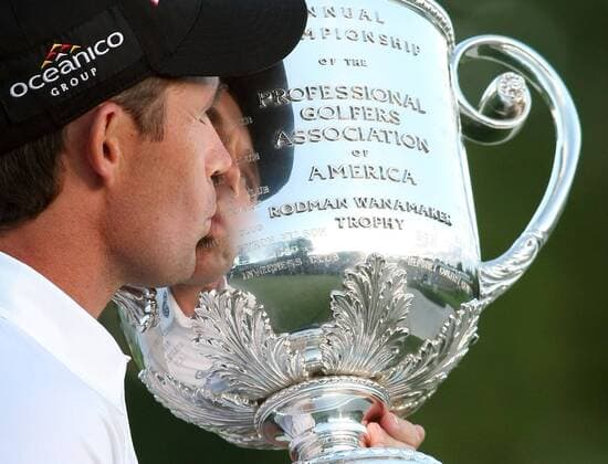 Padraig Harrington (Irland) küsst die Rodman Wanamaker Trophy für den Gewinn der PGA Championship 2008 -  (DEP2008081023) Golf Herren PGA Championship 2008, Tour Einzelbild Bloomfield Township Freude,