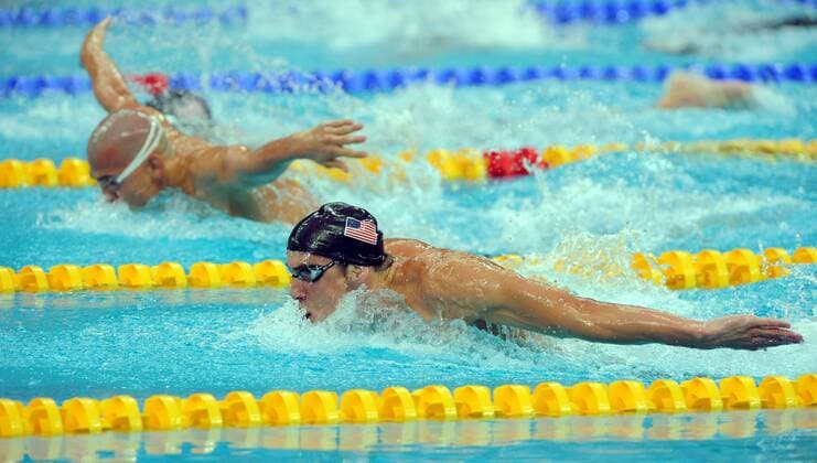 Michael Phelps (USA, vorn) gegen Laszlo Cseh (Ungarn) -  (OLY20080810320) Schwimmen OS Sommer Herren Olympische Spiele 2008, Sommerspiele, 400m Lagen Gruppe o0 Delphin Schmetterling Peking Dynamik,