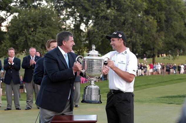 Padraig Harrington (Irland, re.) nimmt die Rodman Wanamaker Trophy entgegen - (Icon25808081013) Golf Herren Gold PGA Championship 2008, Tour Gruppe Bloomfield Township EDITORIAL USE ONLY