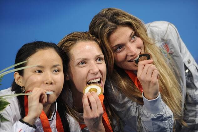 Siegerehrung Florettfechten Olympische Spiele 2008 in Peking: Olympiasiegerin Maria Valentina Vezzali (Italien, Mitte) zwischen Hyun Hee Nam (Südkorea, li.) und Margherita Granbassi (Italien) Fechten OS Sommer Damen Olympische Spiele 2008, Sommerspiele, Florett, Florettfechten Gruppe Peking Freude,
