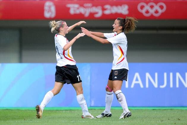 Anja Mittag (li.) und Fatmire Bajramaj (beide Deutschland) - Torjubel - Fußball OS Sommer Damen Olympische Spiele 2008, Sommerspiele, Nationalteam, Nationaltrikot, Länderspiel Gruppe o0 Peking Tianjin Freude, Begeisterung,