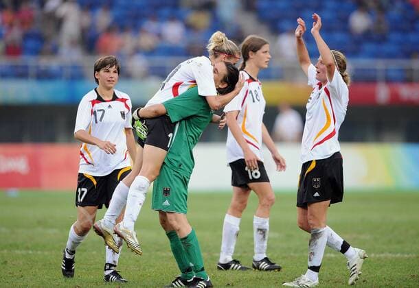 Schlußjubel Deutschland, v.li.: Ariane Hingst, Anja Mittag, Torfrau Nadine Angerer und Kerstin Stegemann - Fußball OS Sommer Damen Olympische Spiele 2008, Sommerspiele, Nationalteam, Nationaltrikot, Länderspiel Gruppe o0 Peking Tianjin Freude, Begeisterung,