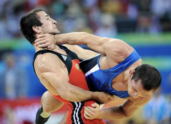 Islam Beka Albiev (Russland, li.) gegen Vitaliy Rahimov (Aserbaidschan) -  Ringen OS Sommer Herren Olympische Spiele 2008, Sommerspiele, griechisch römisch, bis 60kg Gruppe Peking Dynamik, Kampf,