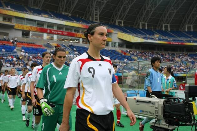 Birgit Prinz (re.) und Torfrau Nadine Angerer (beide Deutschland) - Einmarsch -  (CFP394102885) Fußball OS Sommer Damen Olympische Spiele Peking 2008, Sommerspiele Länderspiel Nationalteam, Nationaltrikot Gruppe Tianjin Nachdenklichkeit,