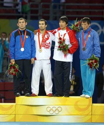 Siegerehrung griechisch römisch bis 60kg, v. li.: der zweitplatzierte Vitaliy Rahimov (Aserbaidschan), Olympiasieger Islam Beka Albiev (Russland), Ruslan Tiumenbaev (Kirgistan) und Nurbakyt Tengizbayev (Kasachstan) -  Ringen OS Sommer Herren Olympische Spiele Peking 2008, Sommerspiele, griechisch römisch, 60kg Gruppe Peking