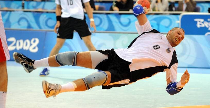 Christian Schwarzer (Deutschland) am Ball Handball OS Sommer Herren Olympische Spiele Peking 2008, Sommerspiele, Länderspiel, Nationalmannschaft Einzelbild Peking Dynamik,